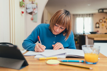 Anziana maestra/ lavoratrice lavora da casa in smart working. Distanza sociale e lavoro a distanza con il supporto della tecnologia 