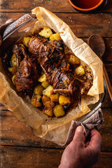 carne avvolta nella pancetta e cotta in forno. Beccaccia con la pancetta e patate. Selvaggina