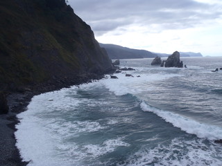 Vue depuis le chemin qui mène à l'église de san juan de gaztelugatxe, en fin de journée avec une mer déchainée. 