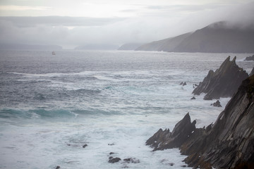 Paisaje costero escarpado con oleaje en la península de Dingle, condado de Kerry, Irlanda