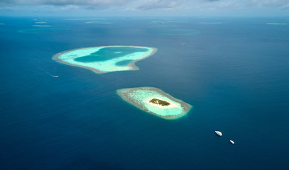 Fototapeta na wymiar Deserti island in Maldives 