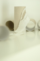 leere klopapierrollen auf einem weißen untergrund