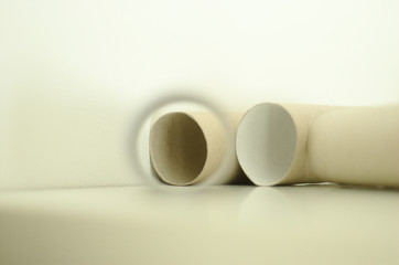 leere klopapierrollen auf einem weißen untergrund