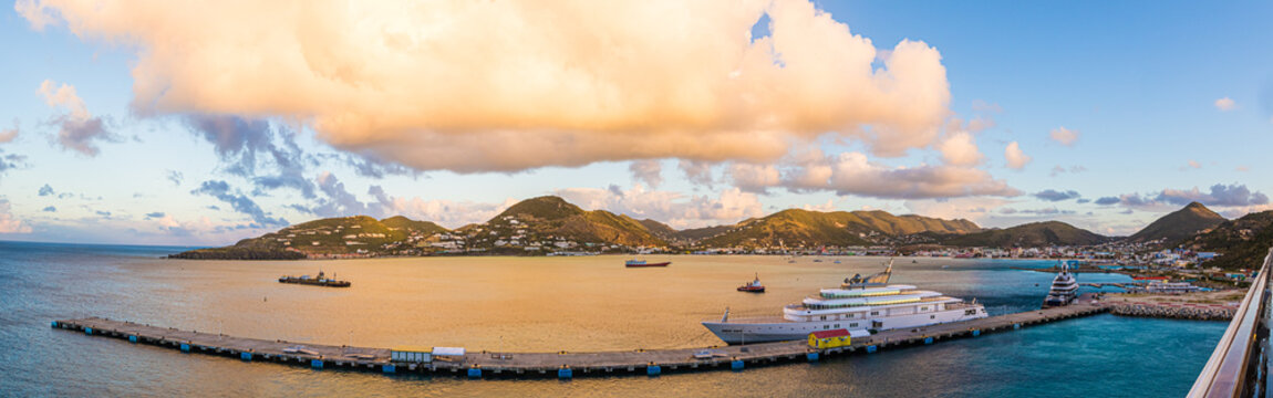 Morgens im Hafen von Philipsburg auf Sint Maarten / Panorama