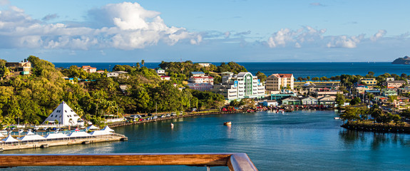 Panorama vom Hafen in Castries auf St. Lucia / Karibik 