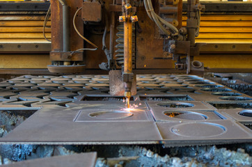 Plasma gas cutting machine, cuts into the metal surface of the workpiece for parts.
