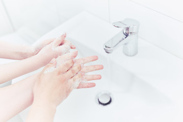Obraz na płótnie Canvas Hände waschen mit Wasser und Seife im Bad.