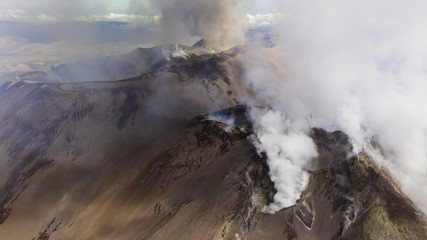 Etna: Cratere del vulcano in eruzione vista aerea dall'alto - Sicilia	