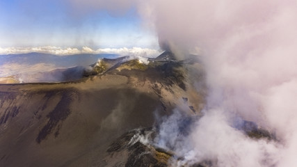 Etna -Cratere del vulcano in eruzione vista aerea dall'alto, Sicilia	