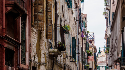 Fototapeta na wymiar Alte Balkone im historischen Venedig in Italien