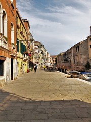 Eine Gasse inmitten von Venedig