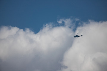 Fototapeta na wymiar 空に飛んでいるヘリコプター