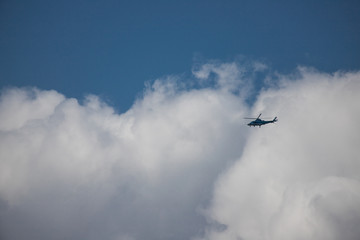 空に飛んでいるヘリコプター