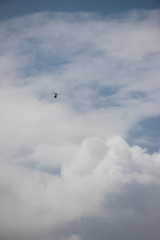 空に飛んでいるヘリコプター