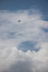 空に飛んでいるヘリコプター