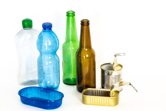 Raccolta differenziata dei rifiuti. Plastica, vetro e metallo