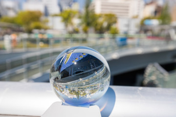 Fototapeta premium ガラスボールに映る名古屋の街並みの風景