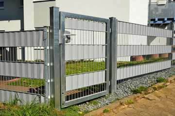 Metalltor in der Hofeinfahrt vor einem Wohnhaus