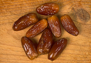 Varios dátiles sobre una tabla de madera