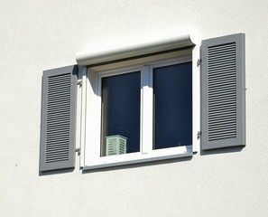 Moderne Fenster in einer gemauerten, verputzten und gestrichenen Fassade eines modernen Wohnhauses © Hermann