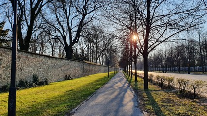 Cesta podél Letohrádku Hvězda