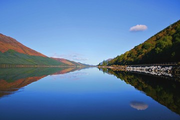 Naklejka premium loch reflection in the mountains