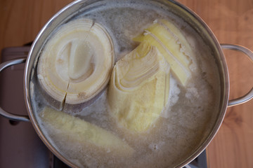 タケノコの灰汁抜き（沸騰中）