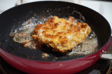 Japanese food that consists of fried chicken in a frying pan,Getting delivery or takeout food
