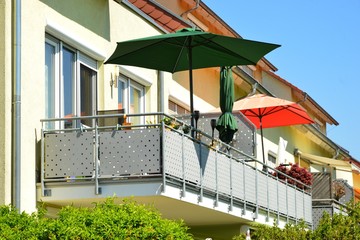 Metallbalkon mit Edelstahl-Sichtschutz an einem Wohngebäude