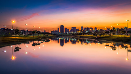 Fototapeta premium Amanhecer, paisagem urbana, céu multicores, prédios