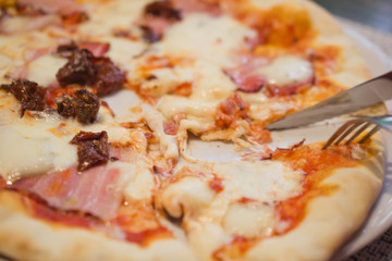 Pizza with ham and sun-dried tomatoes