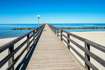 Seebrücke an der Ostseeküste in Wustrow auf dem Fischland-Darß