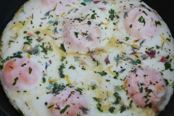 Spiegeleier mit Kräutern.