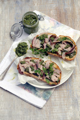 sanduíche, molho verde, pão, carne de peru, azeite, mesa,