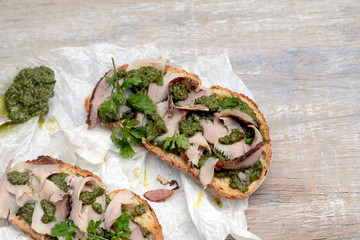 sanduíche, molho verde, pão, carne de peru, azeite, mesa,