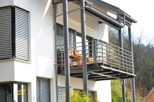 Metallbalkon mit Edelstahl-Sichtschutz an einem Wohngebäude