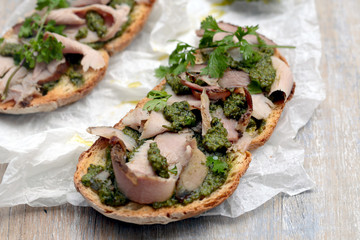 sanduíche, molho verde, pão, carne de peru, azeite, mesa,