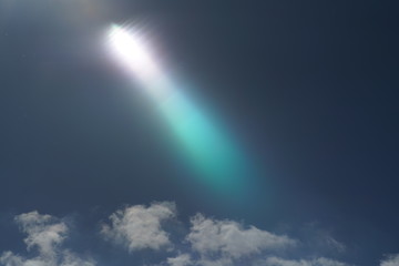 UFO oder Kometen ähnlicher Lichtschein als Flare in einem Objektiv