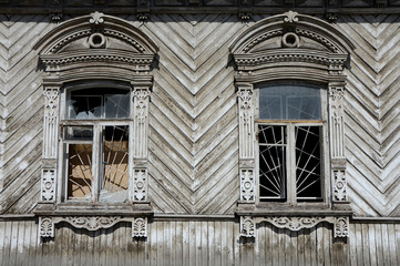 Fototapeta na wymiar Window in an old wooden building in Chelyabinsk, Russia.