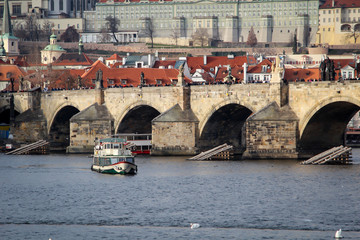 Ein Blick auf die schöne Moldau in Prag.
