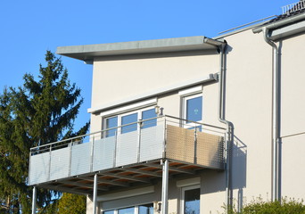 Metallbalkon mit Edelstahl-Handlauf und Sichtschutz an einer Mehrfamilien-Wohnanlage