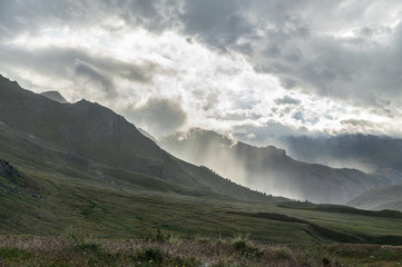 Ciel brumeux après un orage en montagne