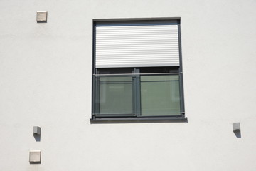 Moderne Fassadenfenster in einem neu gebauten Haus