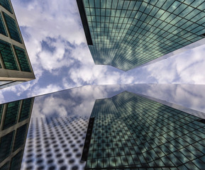 Hochhaus mit Wolkenhimmel