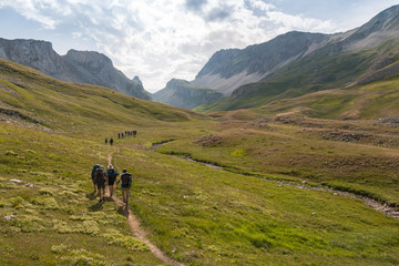 Fototapeta na wymiar Groupe de randonneurs dans une vallée en montagne