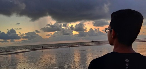 Fototapeta premium man looking at sunset