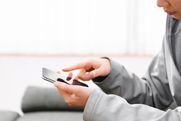 スマホを使う女性の手元