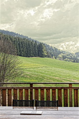 Terrasse sous l'orage à Villard De Lans pendant la période de confinement avec vue sur le départ de la piste de luge des jeux olympiques de 1968