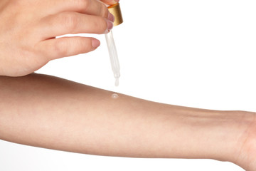Test the texture after dropping serum on the arm with a cosmetics dropping pipette.