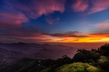 Fototapeta na wymiar Wunderschöner Sonnenuntergang über dem kolumbianischen Dschungel in Minca, Kolumbien.
